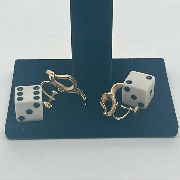 Coro vintage gold tone screw back earrings - Picture 8 of 9